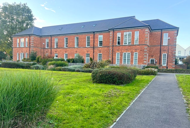 Elegant Ground Floor Apartment One bed with garden Main Photo