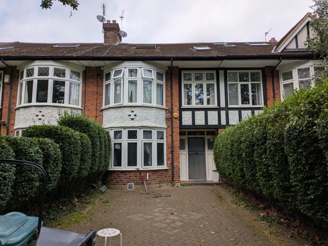 Spacious Room to Let with Shared Living  Main Photo