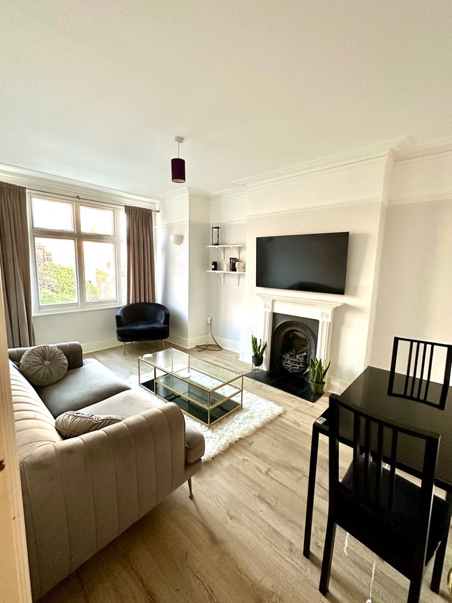 Spacious airy 2 bed flat with loft storage  Main Photo