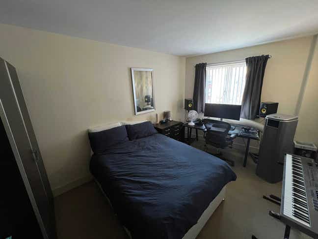 Spacious Room in 2 Bedroom Flat (with own toilet)  Main Photo