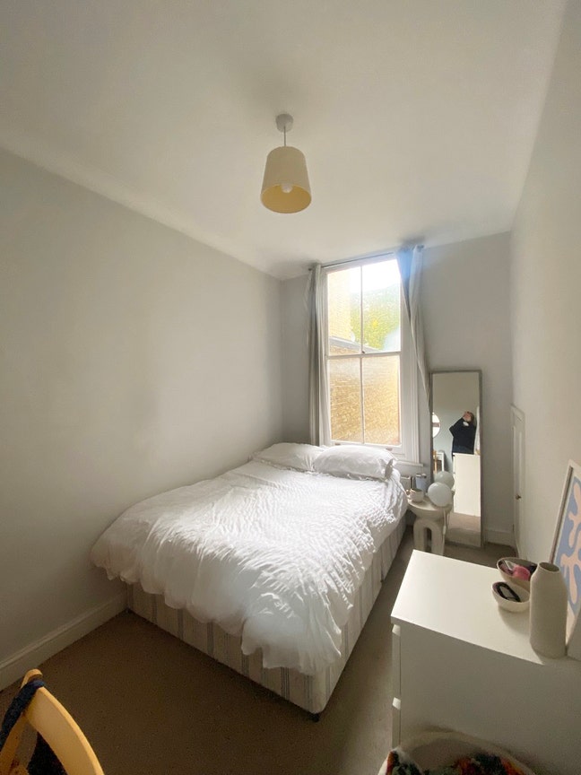 Spare room available in Clapham North  Main Photo