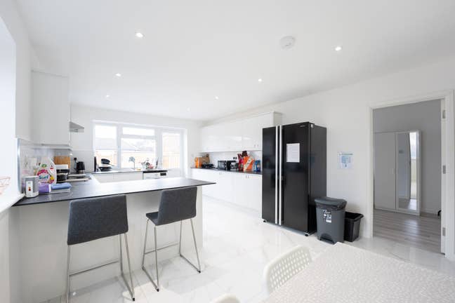 Huge comm kitchen Main Photo