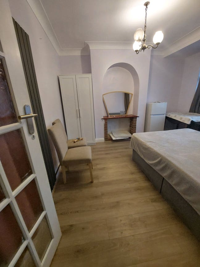 Double room in north stifford Main Photo
