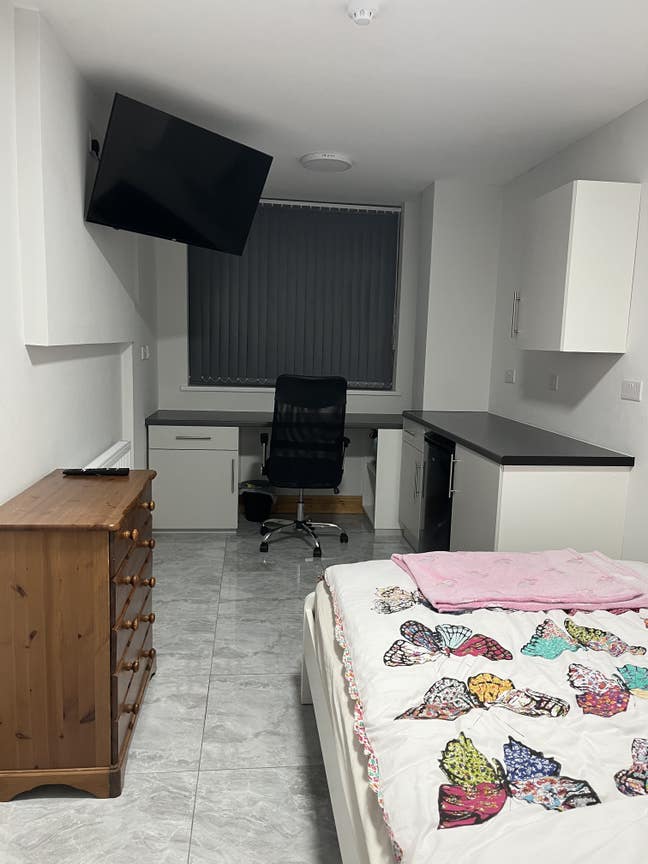 Modern En-Suite Double Room with TV & Fridge – Har Main Photo