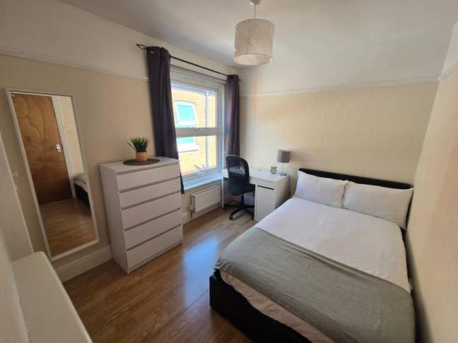 🏡 Double Bedroom in The Polygon Main Photo