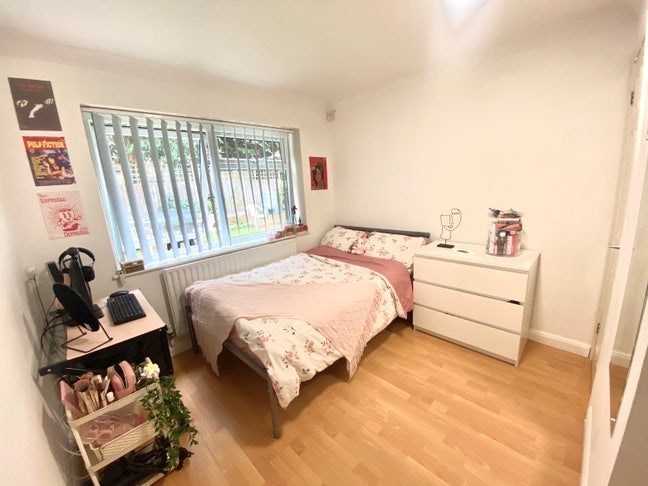 Bedroom in Surbiton Main Photo