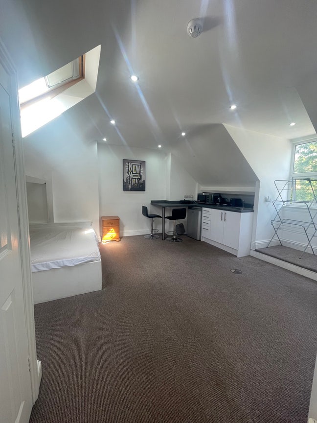 Double en-suite room all bills inc!!! RG2 0DH  Main Photo