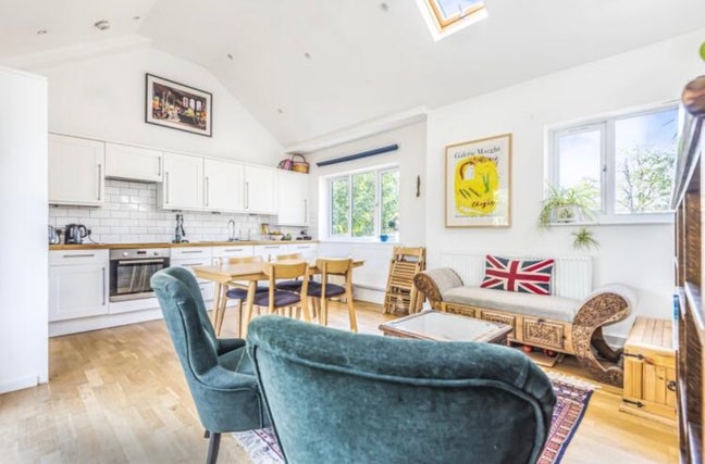 Lovely Two-Bedroom Flat in Brixton Hill for Rent Main Photo