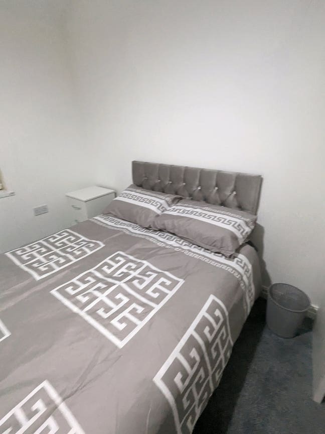 Luxury King size bedroom Available now bills incl Main Photo