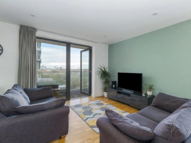 2 bed flat in East Village with city view! Main Photo