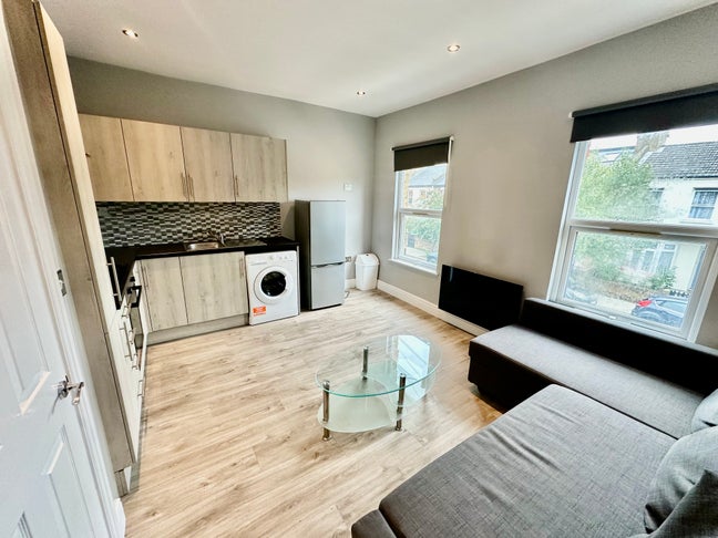 New! Available 3 Bedroom Flat, Ideal for Sharers Main Photo