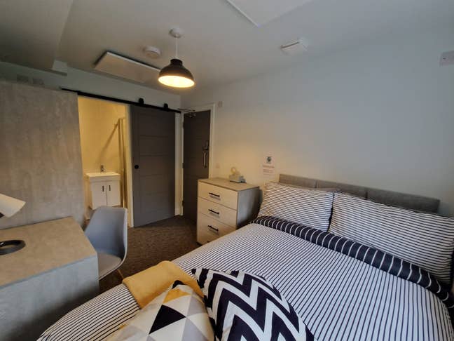 GU2 8Jf: Ensuite. Modern House, Close to Hospital  Main Photo