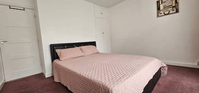 KING SIZE  room in a very good area Main Photo
