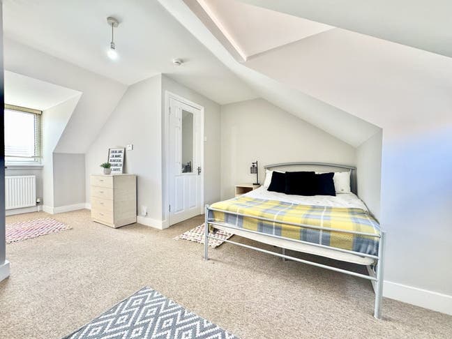 Extremely Spacious En-Suite Double Room Main Photo