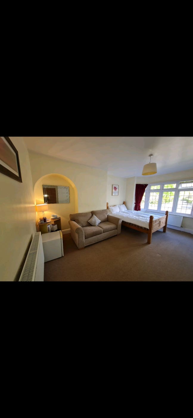 Stunning Room with Sofa Westbury on Trym Main Photo