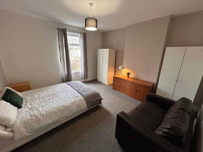 Kingsize Bed and 2 Wardrobes Huge Room in S2 Main Photo