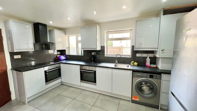 6 Bed House, All Bills Included Available Sep Main Photo