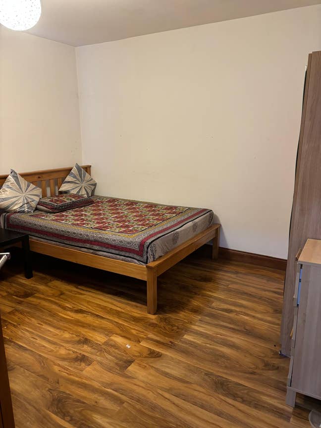 A large double Bed room Main Photo