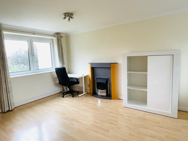 Spacious room w own bathroom, available for couple Main Photo