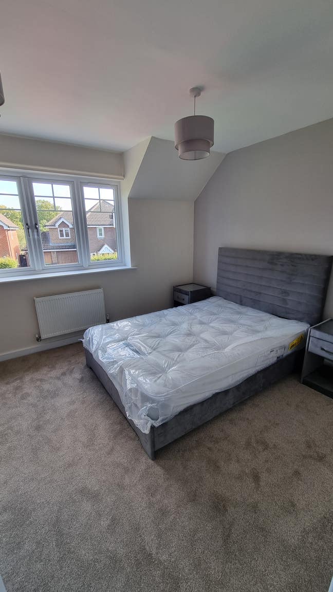 Spacious Modern Room just off A3 and A27 +Parking  Main Photo