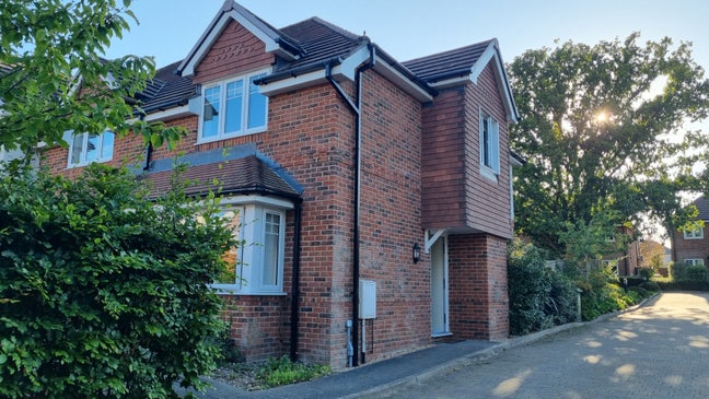 Spacious Newly Furnished Room just off A3 and A27 Main Photo