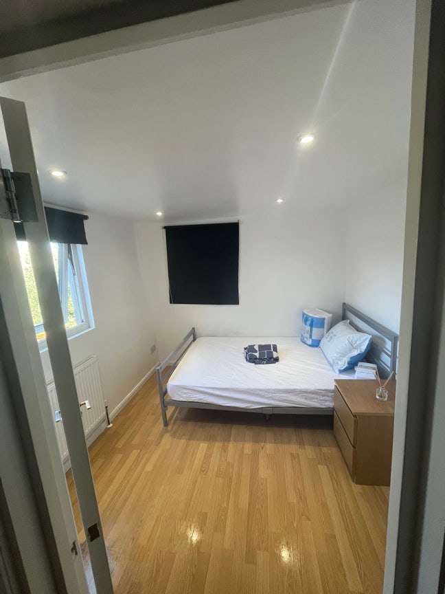 Big Single bedroom Main Photo