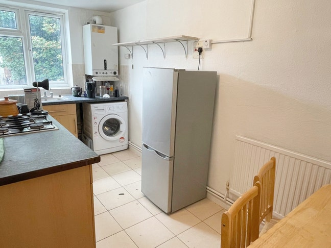 1st Floor 2 Bed Flat on High Road Leyton E10 Main Photo