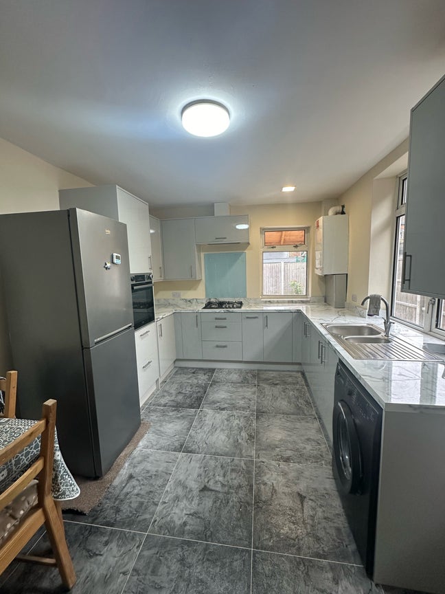 3 Bedroom home in London E13 Main Photo