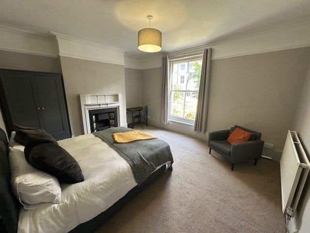 Very large room close to Horton Hospital Main Photo