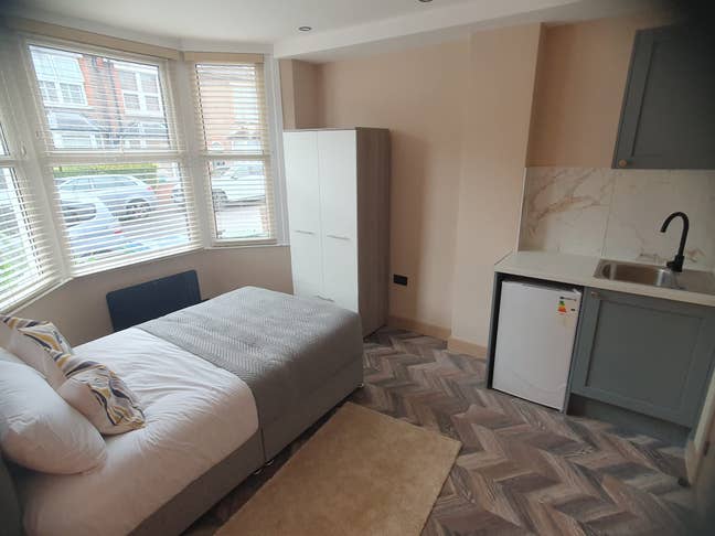 DSS-Studio Flat Available in Watford WD18 Main Photo