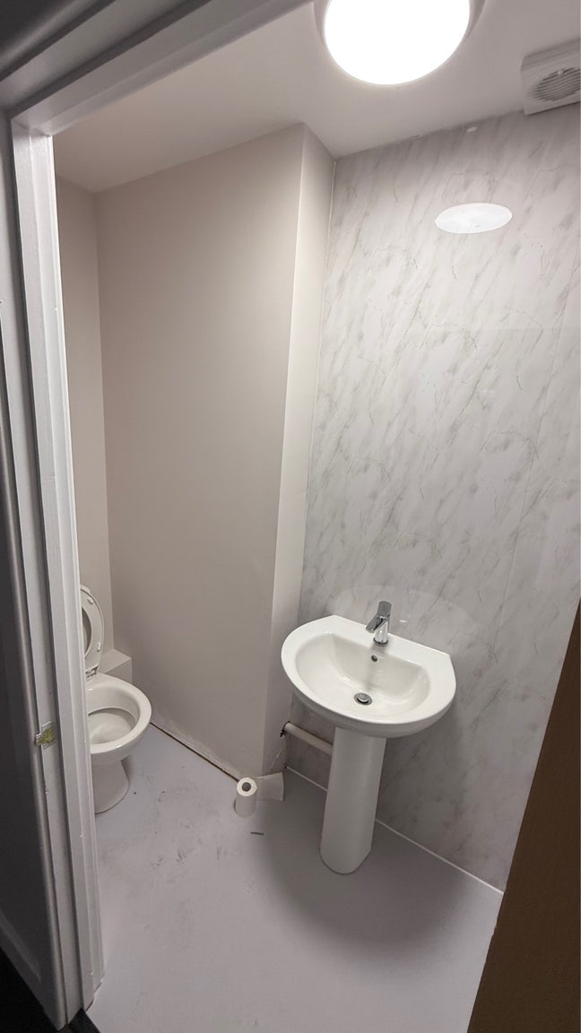 Decent double size room with en-suite  Main Photo
