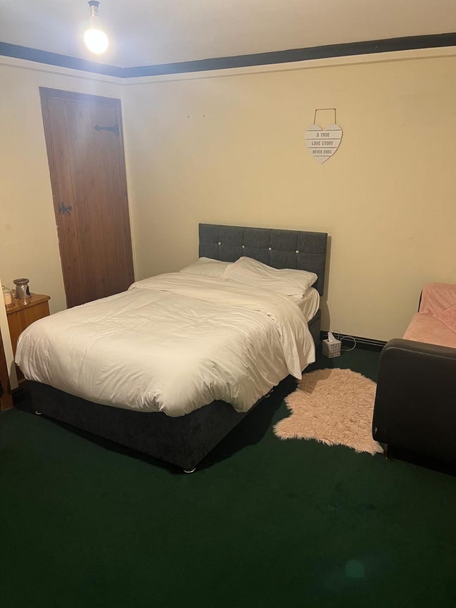 Ensuite Studio Available Main Photo