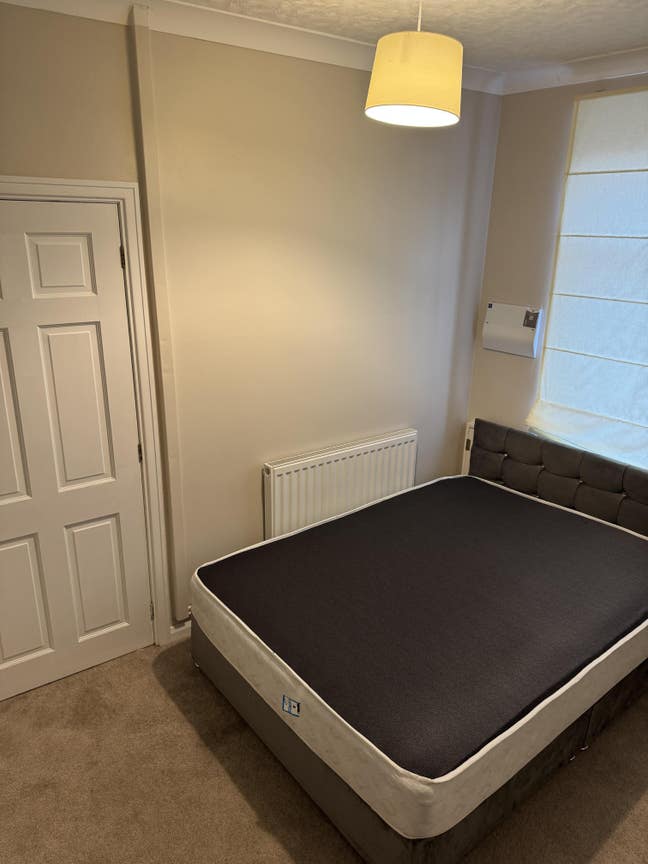 Single room to let in 3 bedrooms house Main Photo