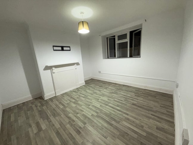  1-bed flat near Hight St for Professionals Main Photo
