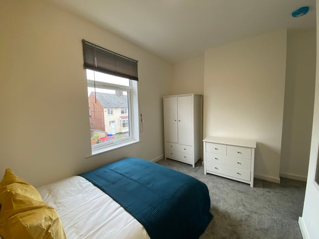 Ensuite Room - Close to Rolls Royce! Main Photo