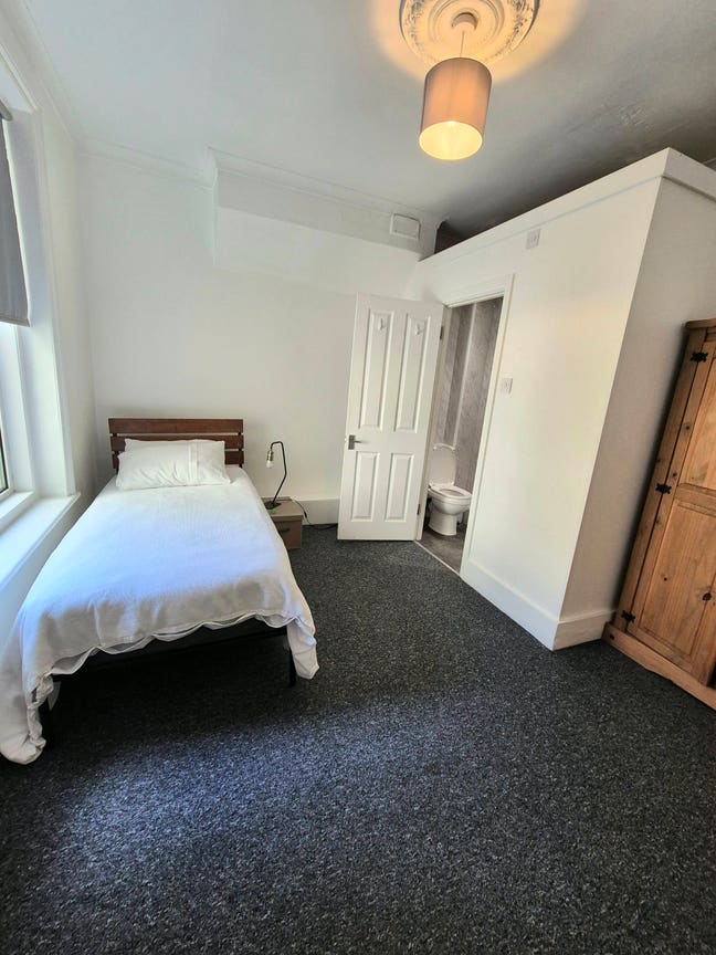 Double en-suite, flexible let, bills included  Main Photo