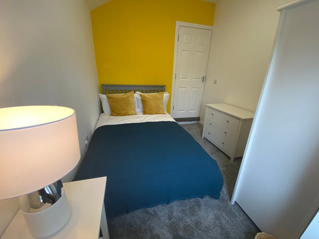 Ensuite Room - Close to Rolls Royce!  Main Photo