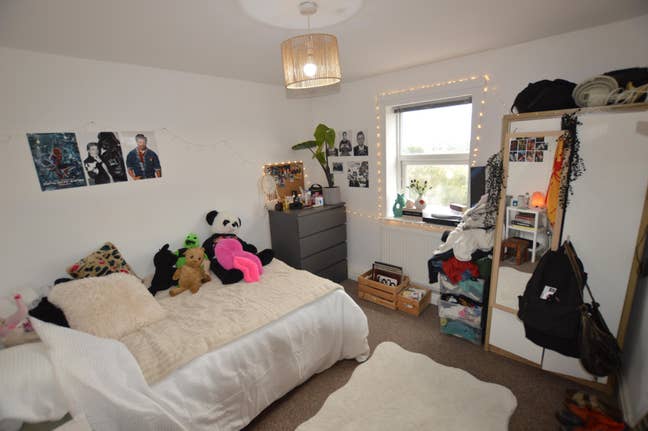 Rooms Available in Three Bedroom Apartment  Main Photo