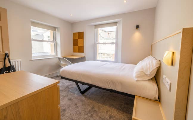 Beautiful En-suite Room - Connaught Avenue Main Photo