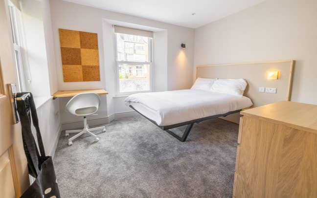 Beautiful En-suite Room - Connaught Avenue Main Photo