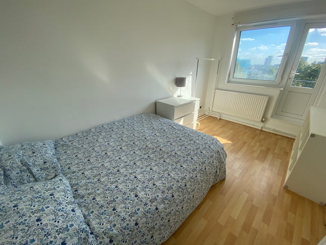 Sunny Double W/Balcony! Bethnal Green! Main Photo