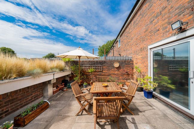 Bright 3-Bed with Prvt Terrace in Finsbury Park N7 Main Photo