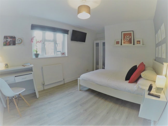 Love Bright En-Suite Rooom in Professional House Main Photo