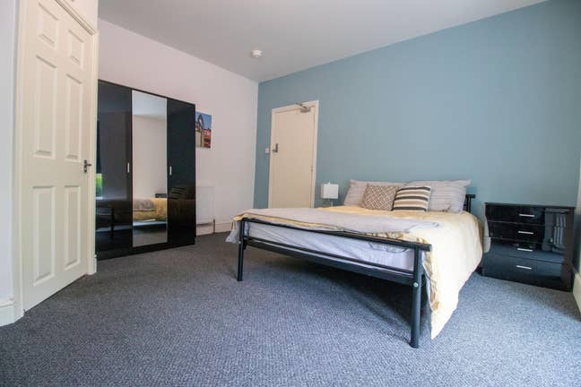 Modern Ensuite 6 Bedroomed Main Photo
