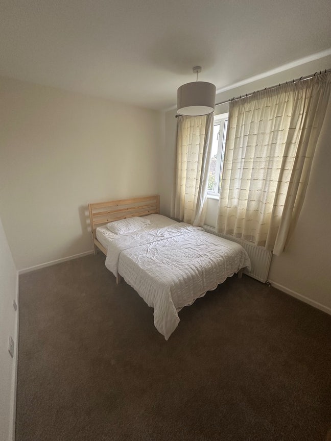 Spacious Double Room Available – Bills Included Main Photo