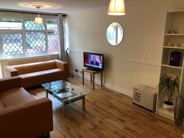 Stunning split-level 3 bed with private garden  Main Photo