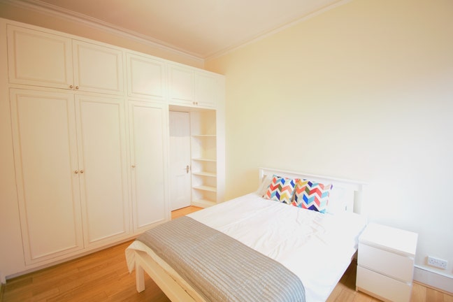 Move-In Ready Room with Fast Transport Links Main Photo