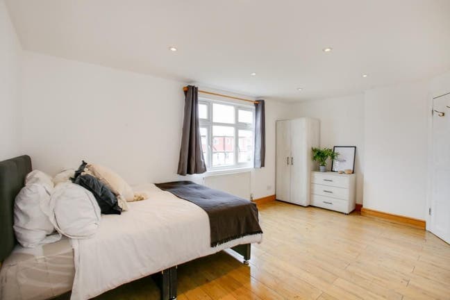 2 Rooms in Northfields Home Main Photo