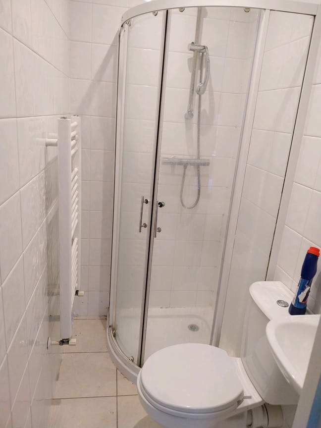 5 bedroom house nice and clean friendly atmosphere Main Photo