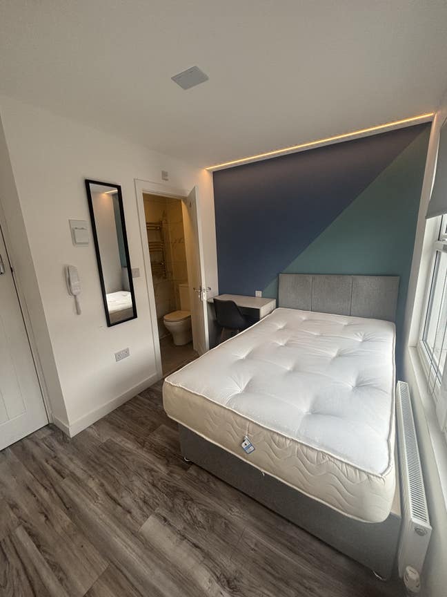 Watford Double En-Suite Room w/ Kitchenette Main Photo